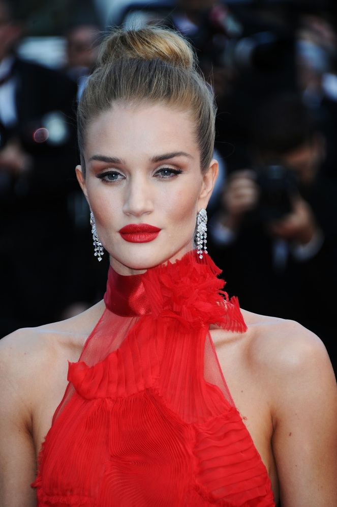 rosie-huntington-whiteley-la-fille-inconnue-premiere-in-cannes-may-18-2016-6